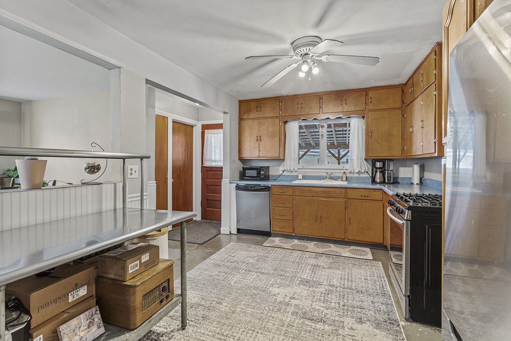 818 E 11TH Street, Lockport, IL 60441