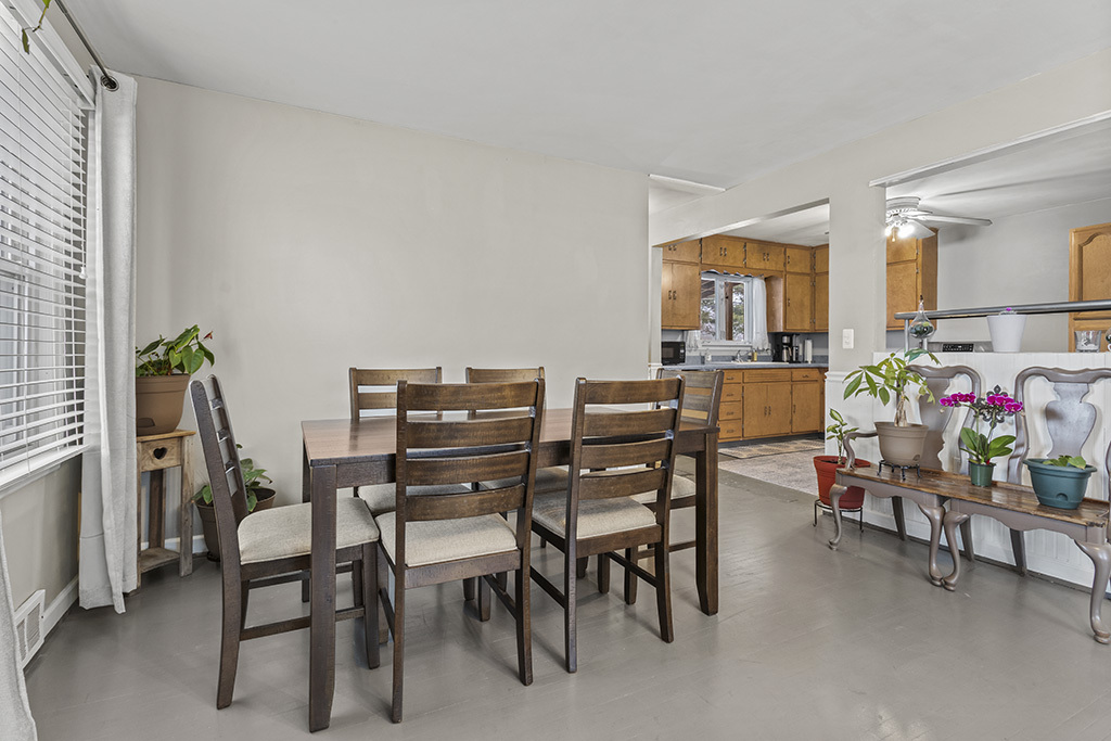 818 E 11TH Street, Lockport, IL 60441