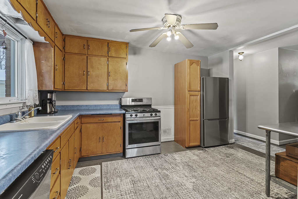 818 E 11TH Street, Lockport, IL 60441