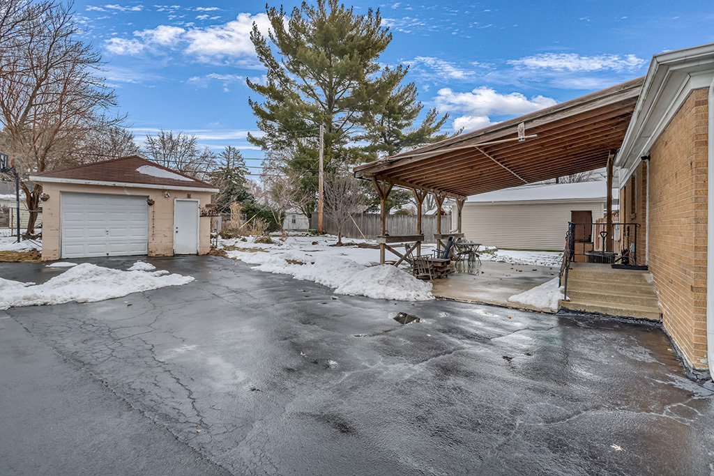 818 E 11TH Street, Lockport, IL 60441