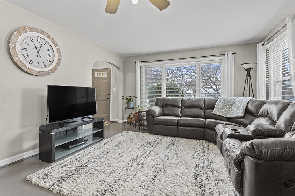 818 E 11TH Street, Lockport, IL 60441