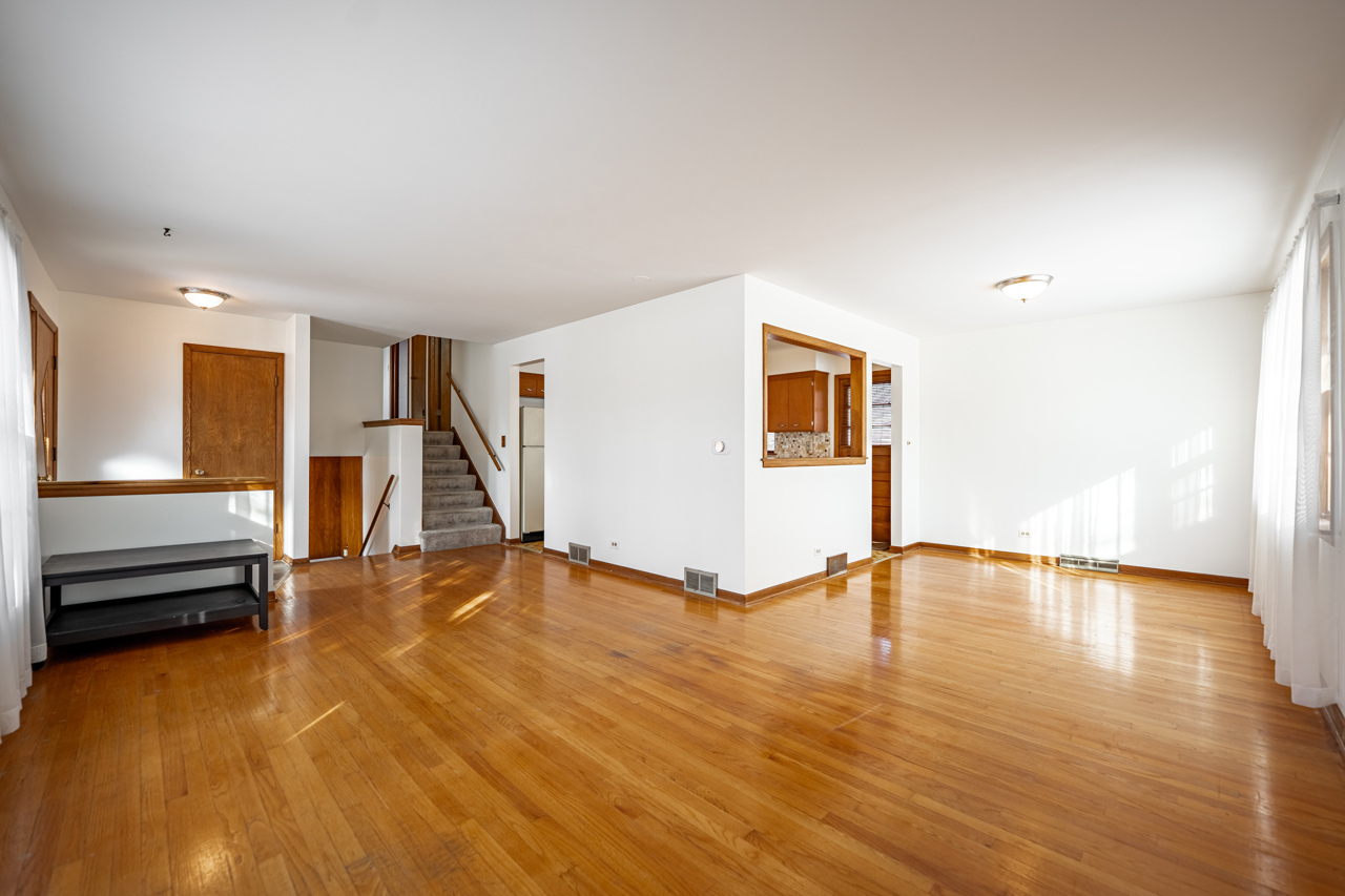 910 E Kimber Drive, Arlington Heights, IL 60005