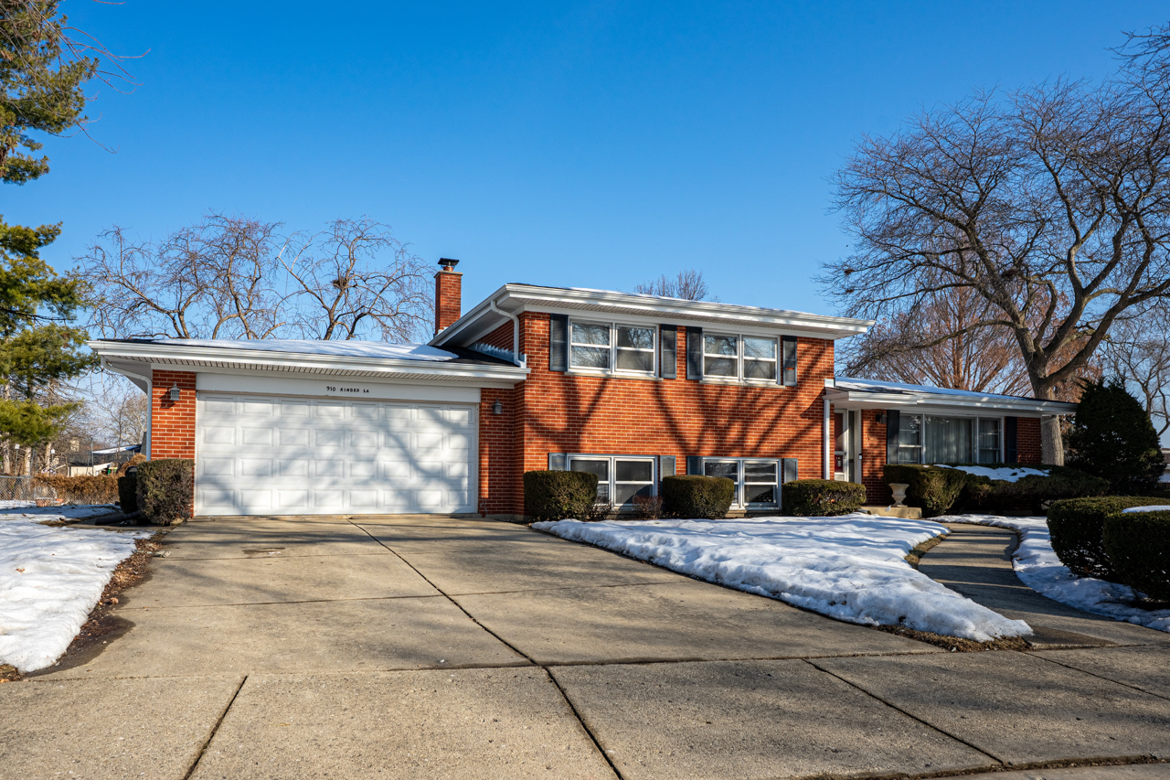 910 E Kimber Drive, Arlington Heights, IL 60005