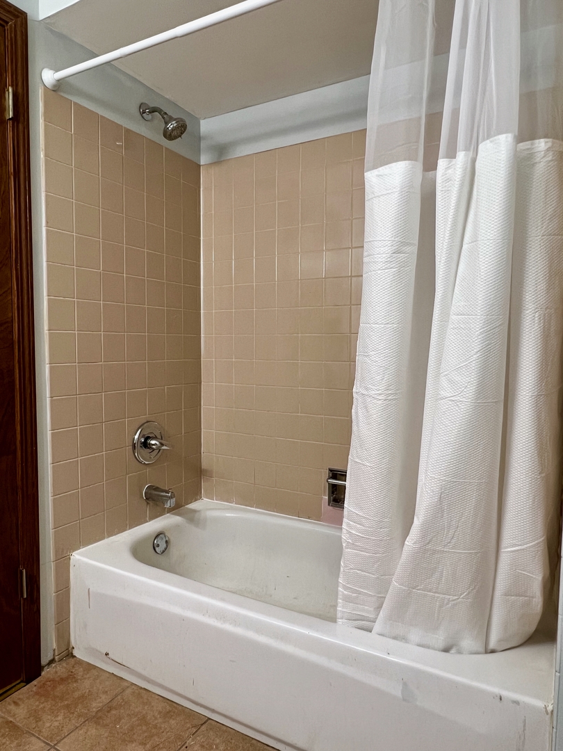 2611 E Martha Place, Burnham, IL 60633