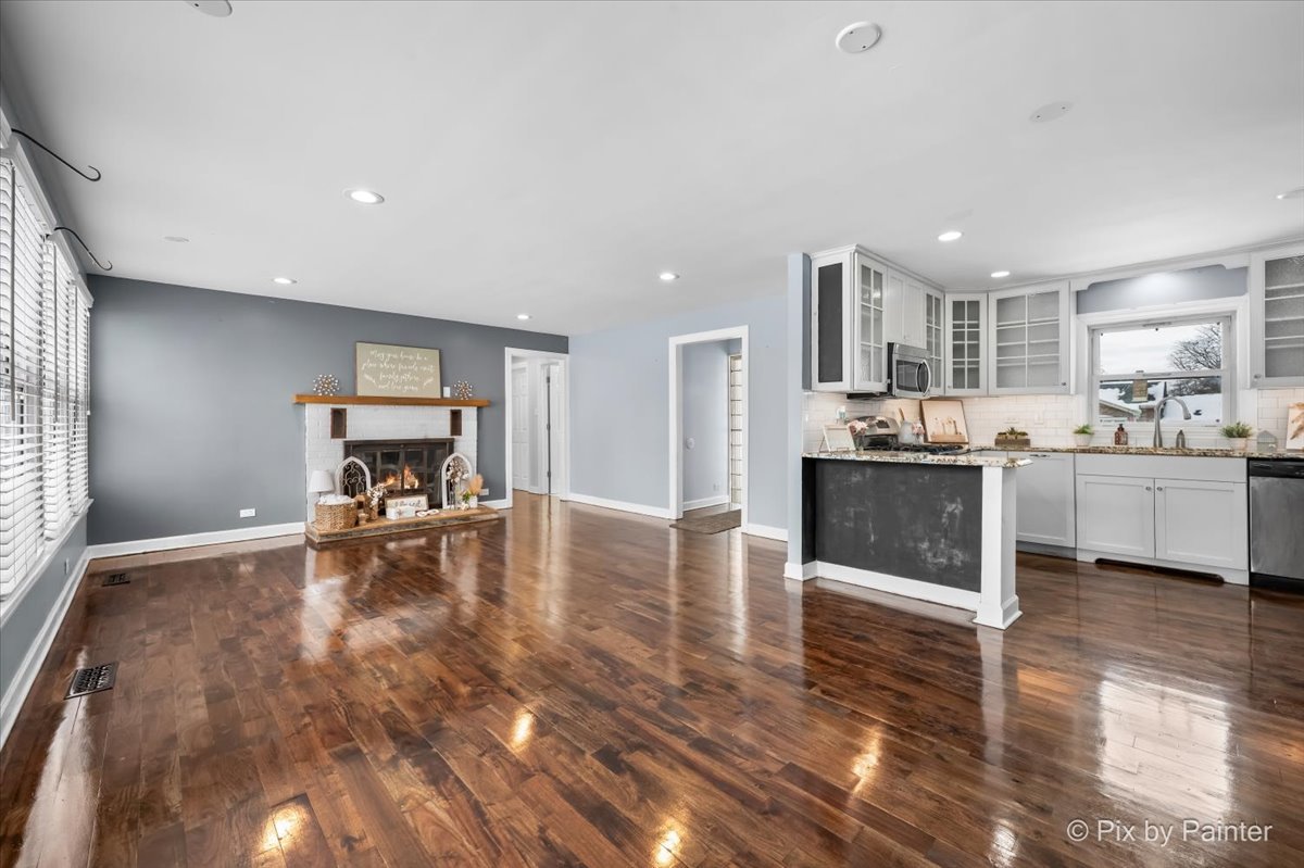 321 E Ardmore Avenue, Roselle, IL 60172