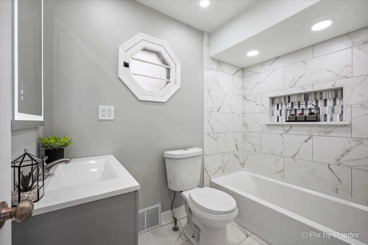 321 E Ardmore Avenue, Roselle, IL 60172