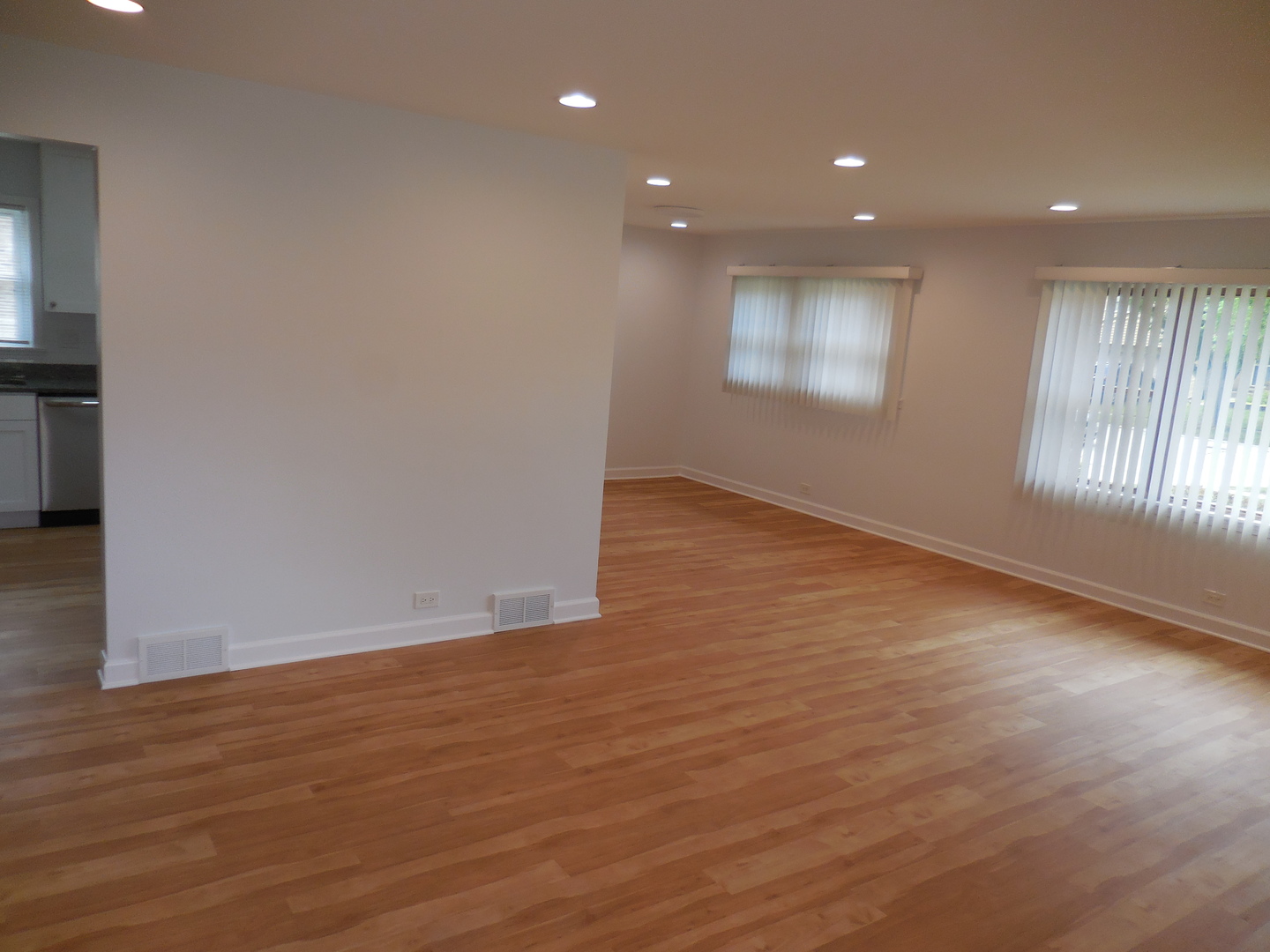 33 N RAMMER Avenue, Arlington Heights, IL 60004