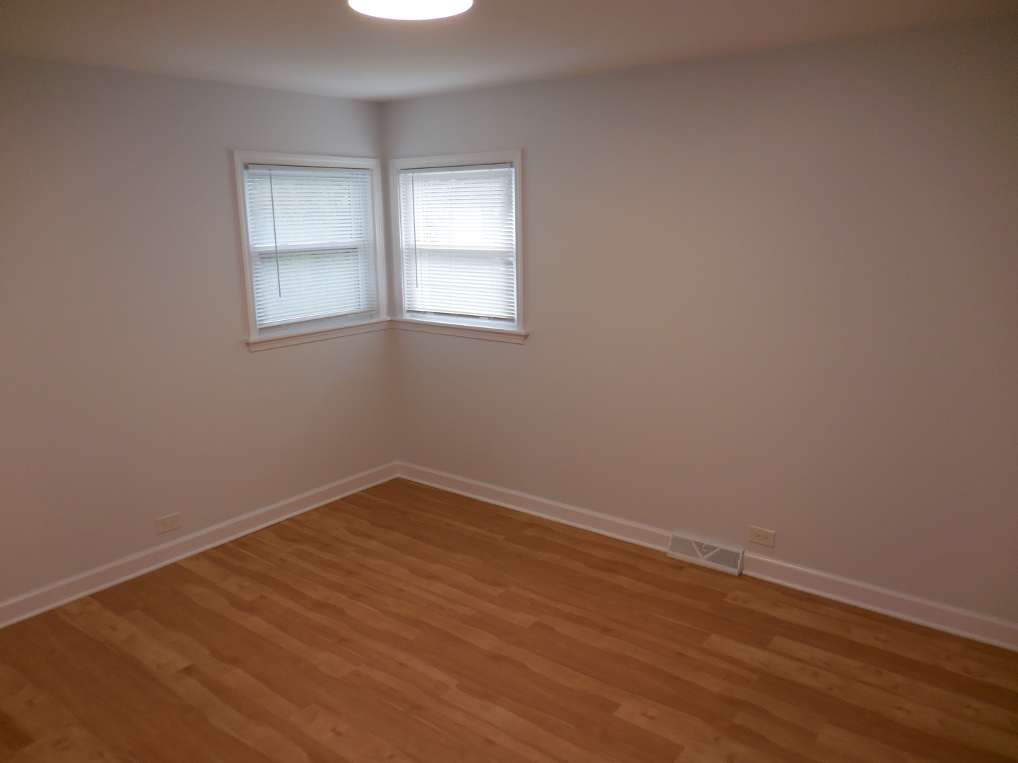 33 N RAMMER Avenue, Arlington Heights, IL 60004