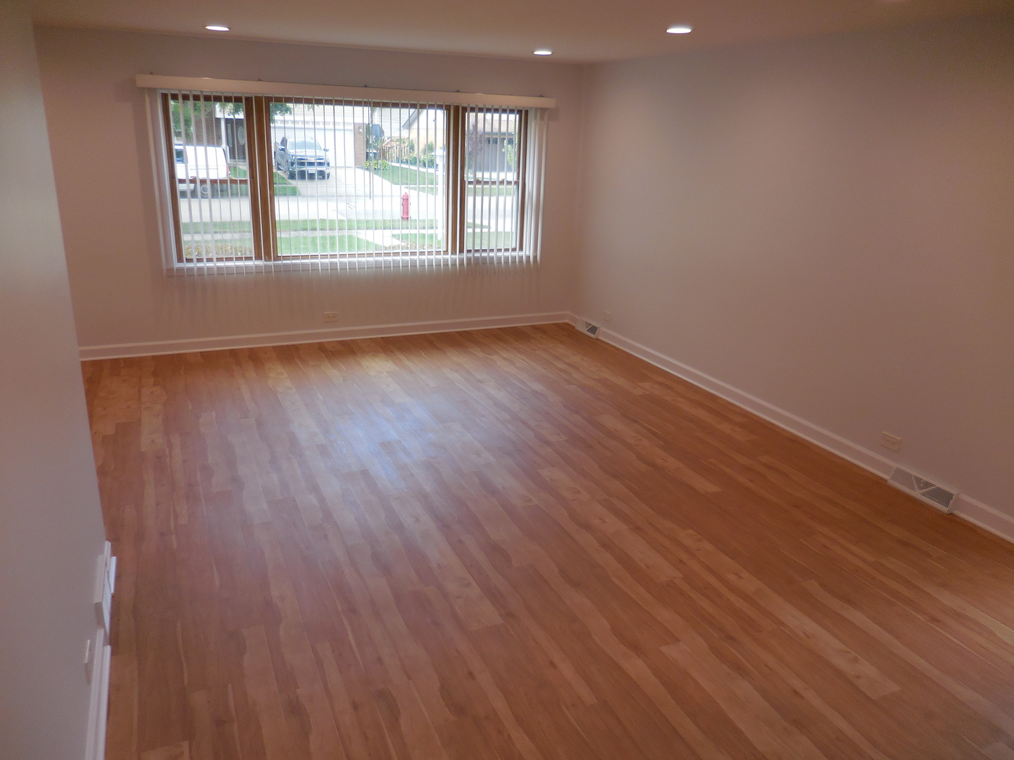 33 N RAMMER Avenue, Arlington Heights, IL 60004