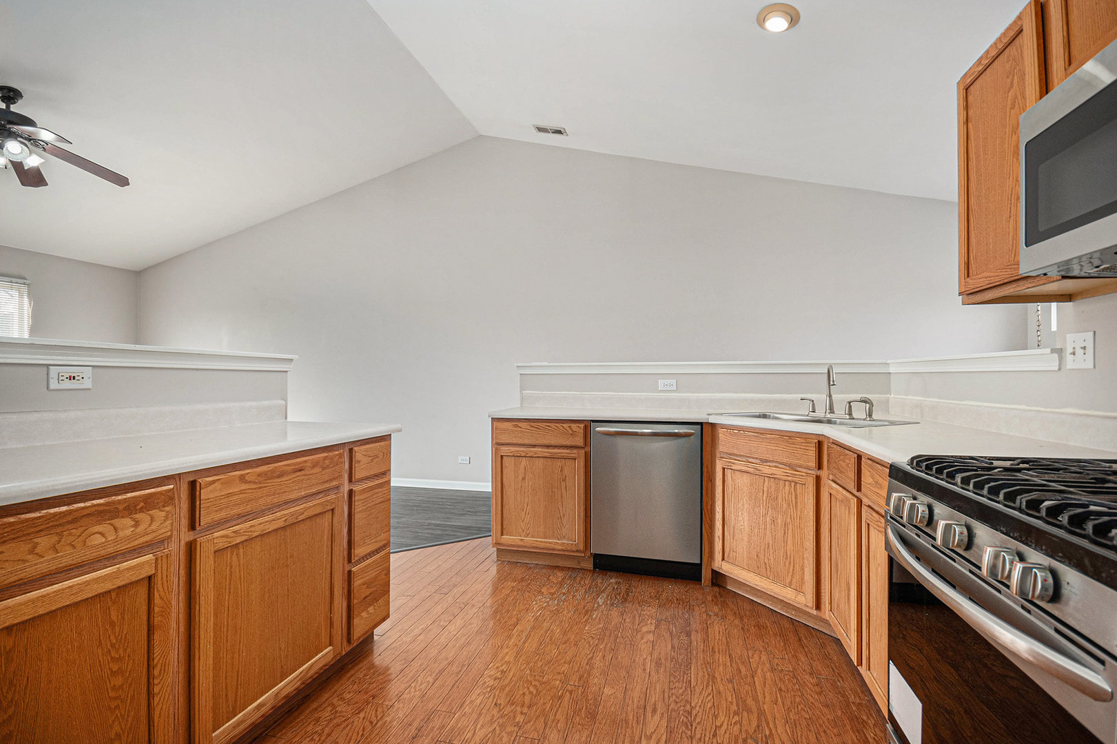 921 Parkhill Circle, Aurora, IL 60502