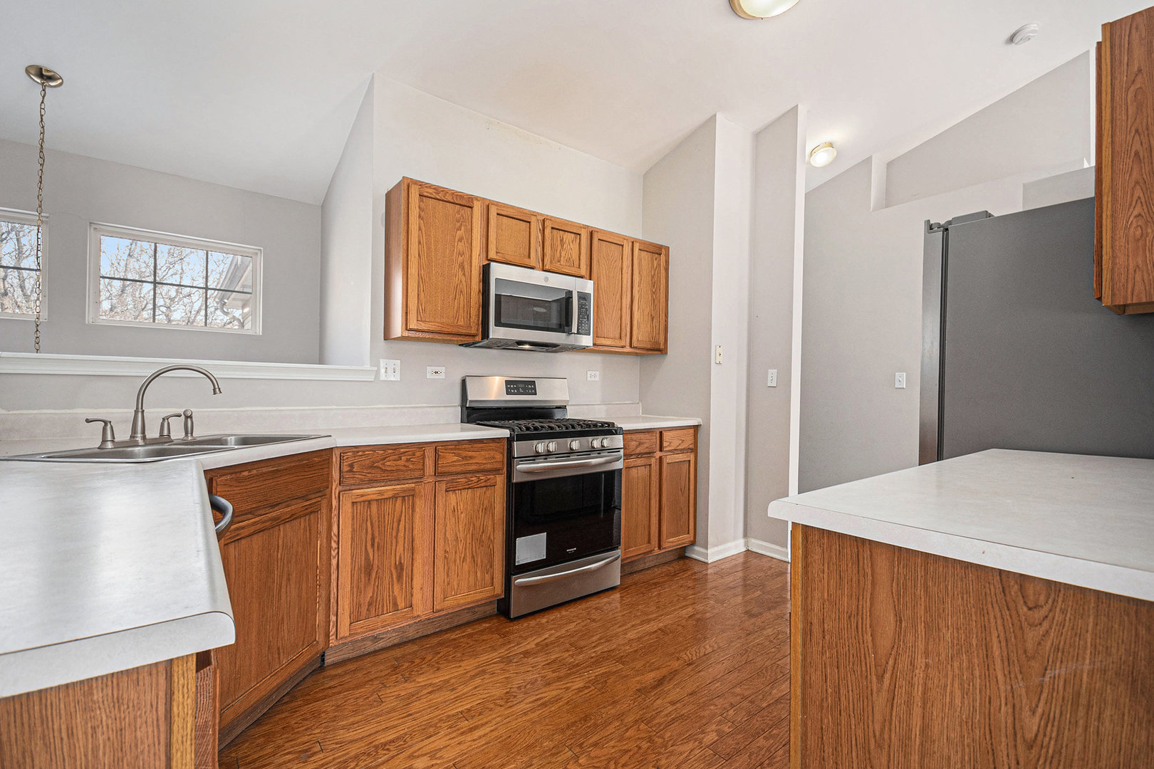 921 Parkhill Circle, Aurora, IL 60502