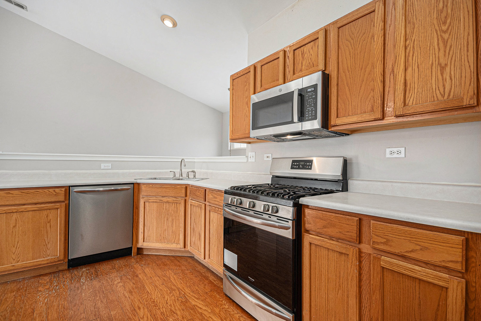 921 Parkhill Circle, Aurora, IL 60502