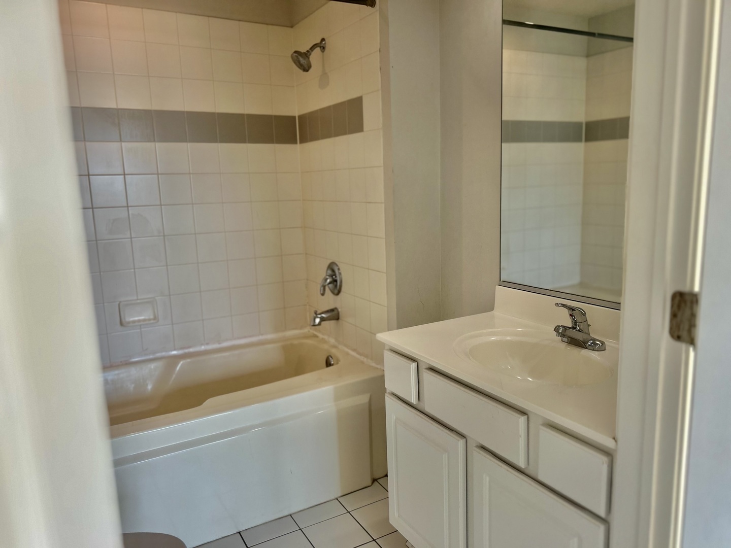 31 Foxcroft Road #207, Naperville, IL 60565