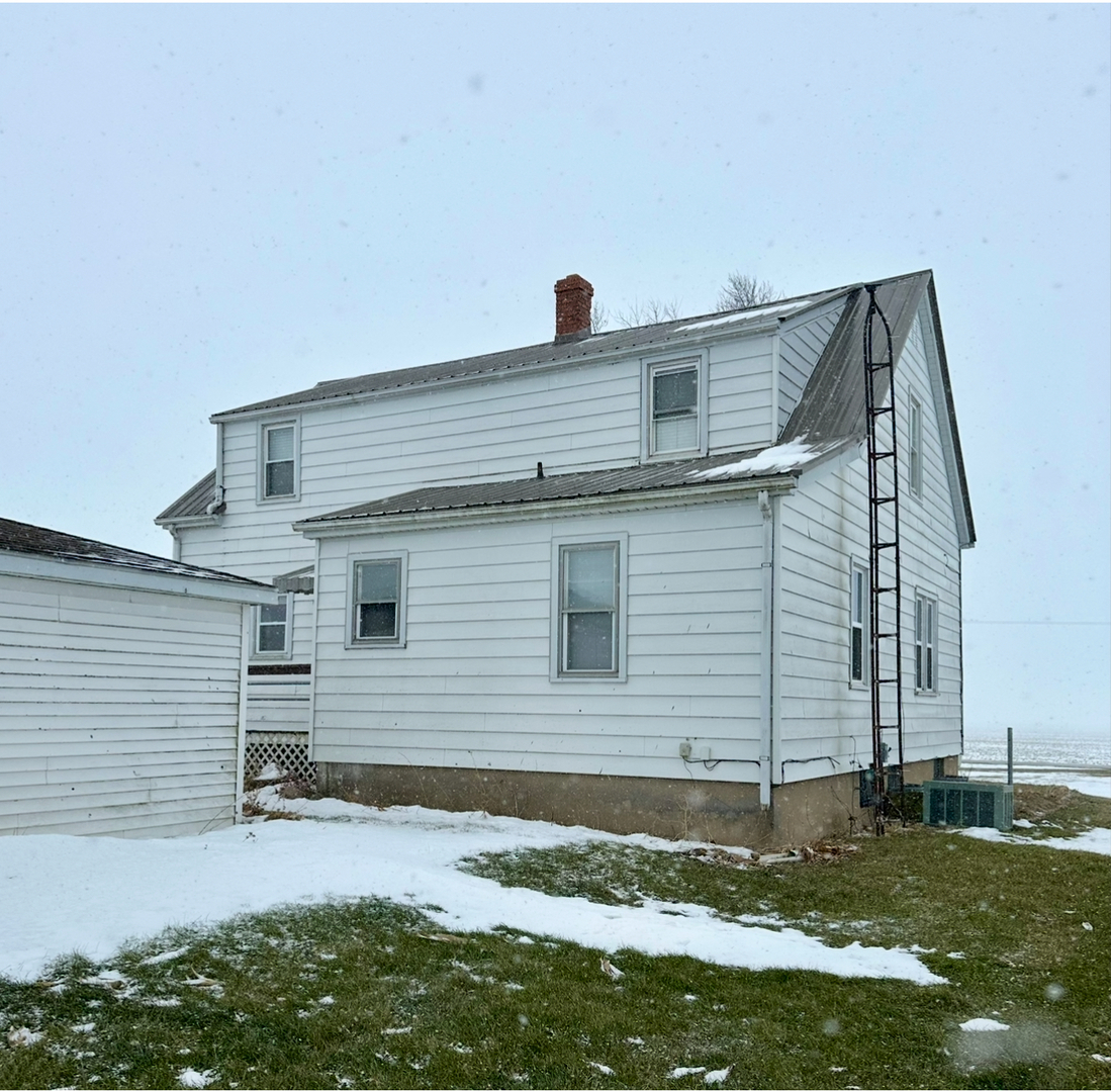 9825 E 11000n Road, Grant Park, IL 60940