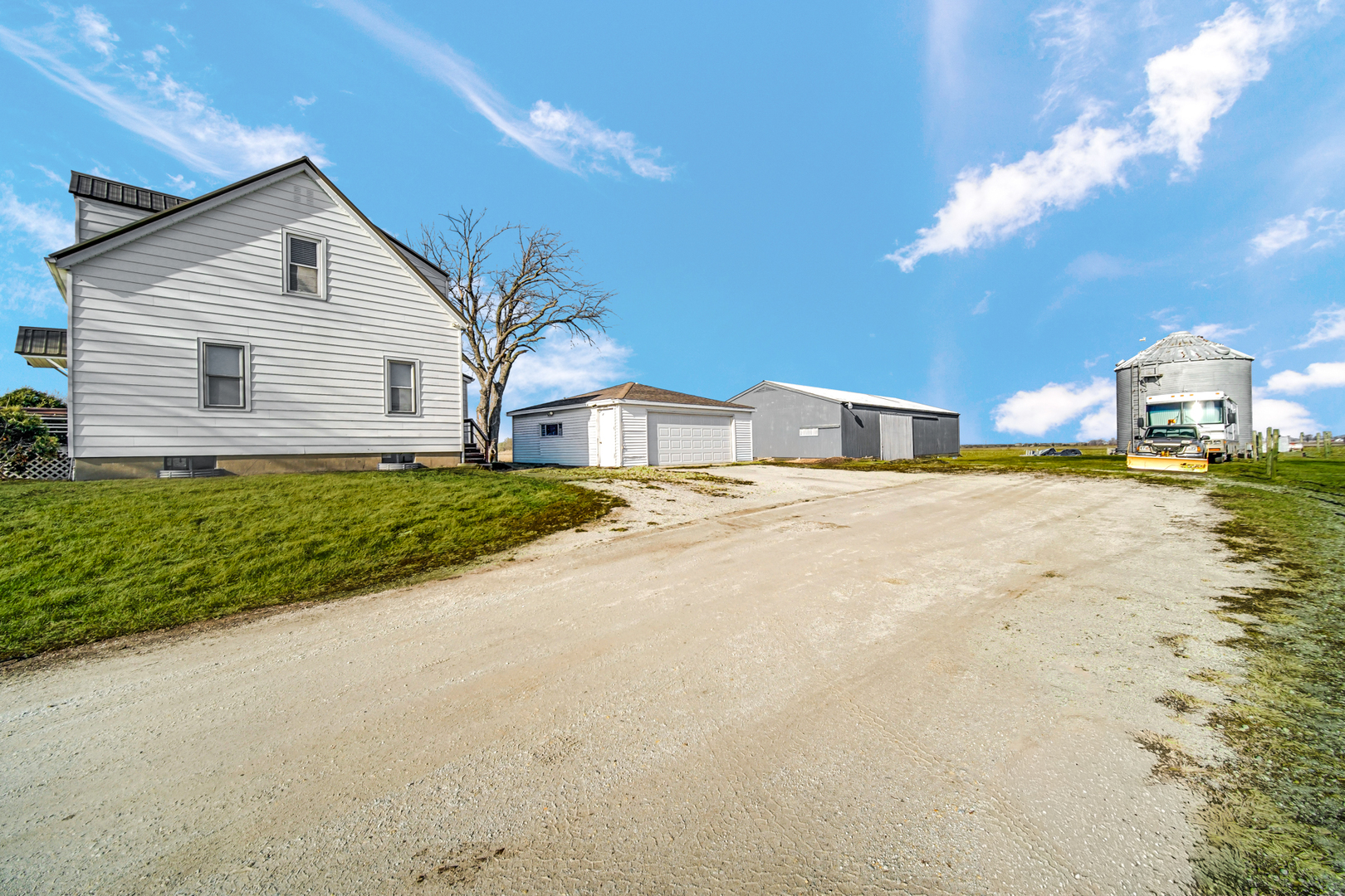 9825 E 11000n Road, Grant Park, IL 60940