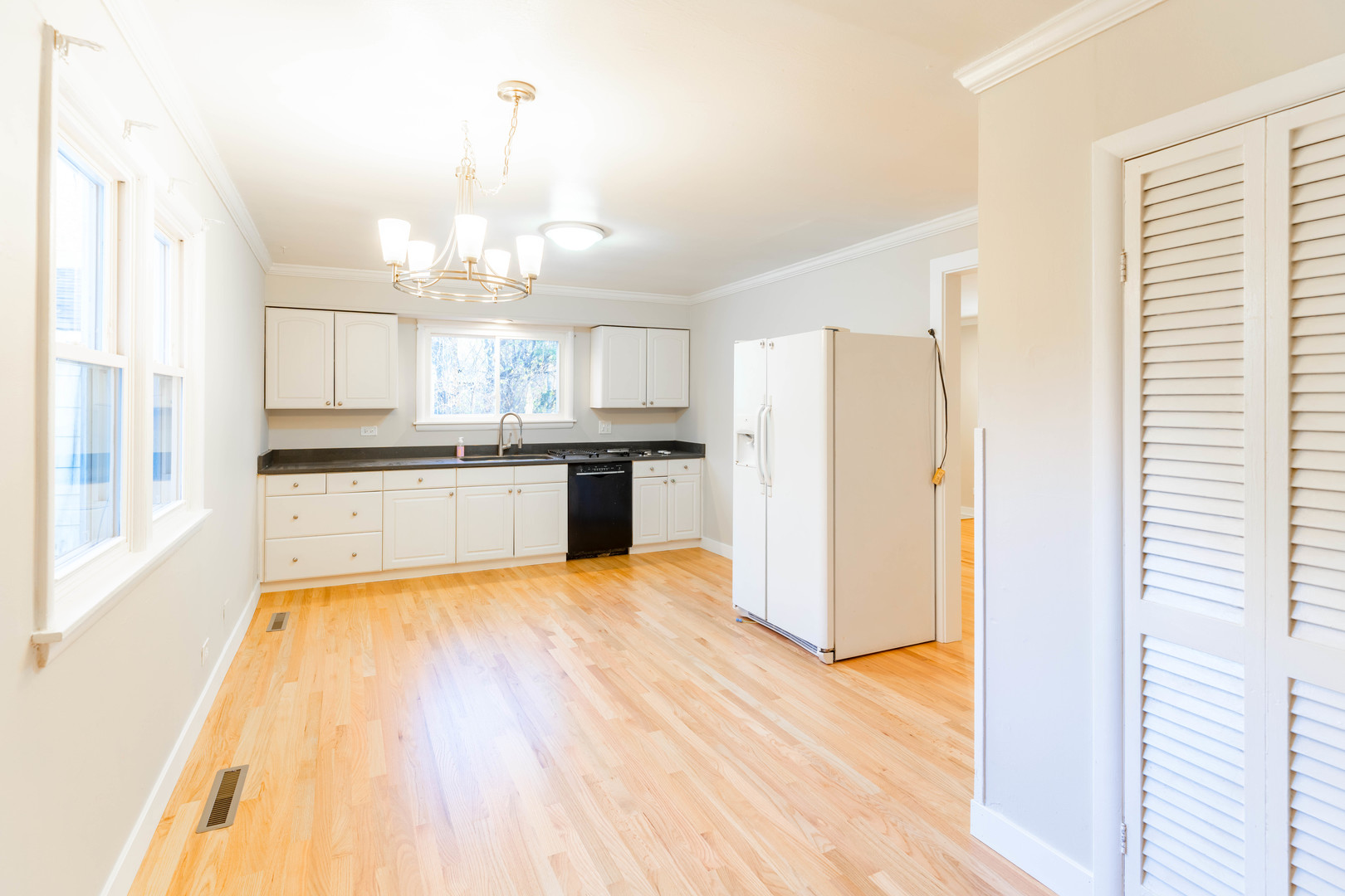 1392 W 52nd Place, La Grange Highlands, IL 60525