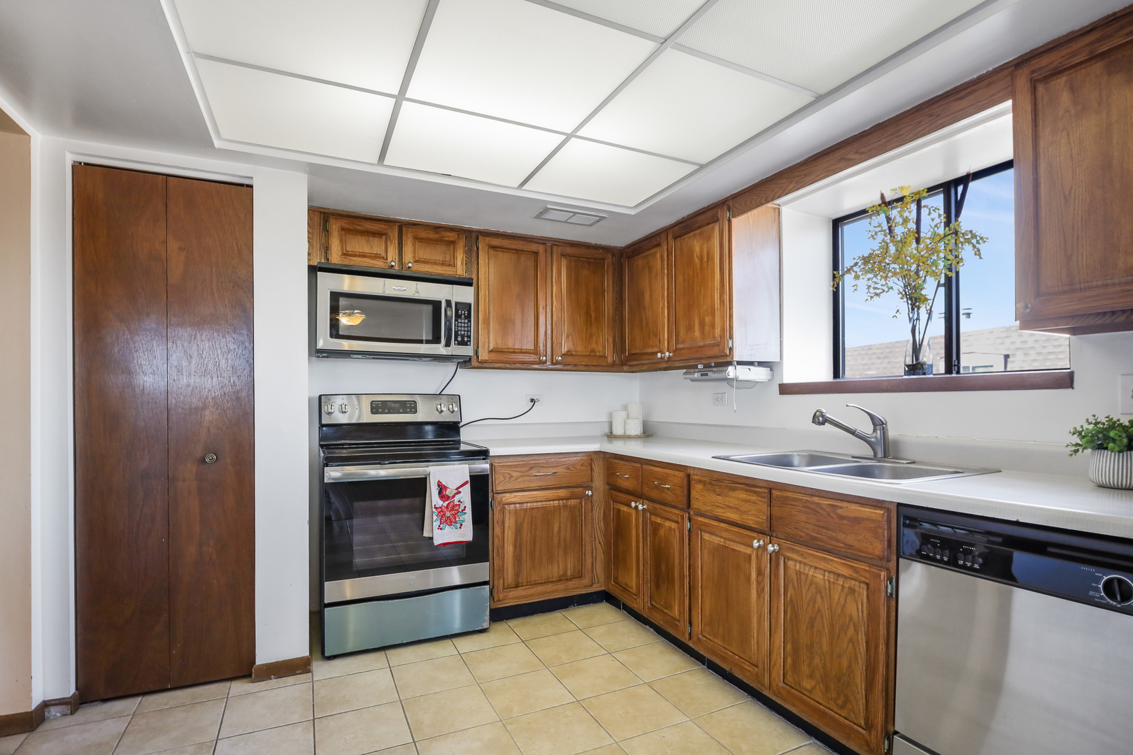 11133 East Road #E, Palos Hills, IL 60465