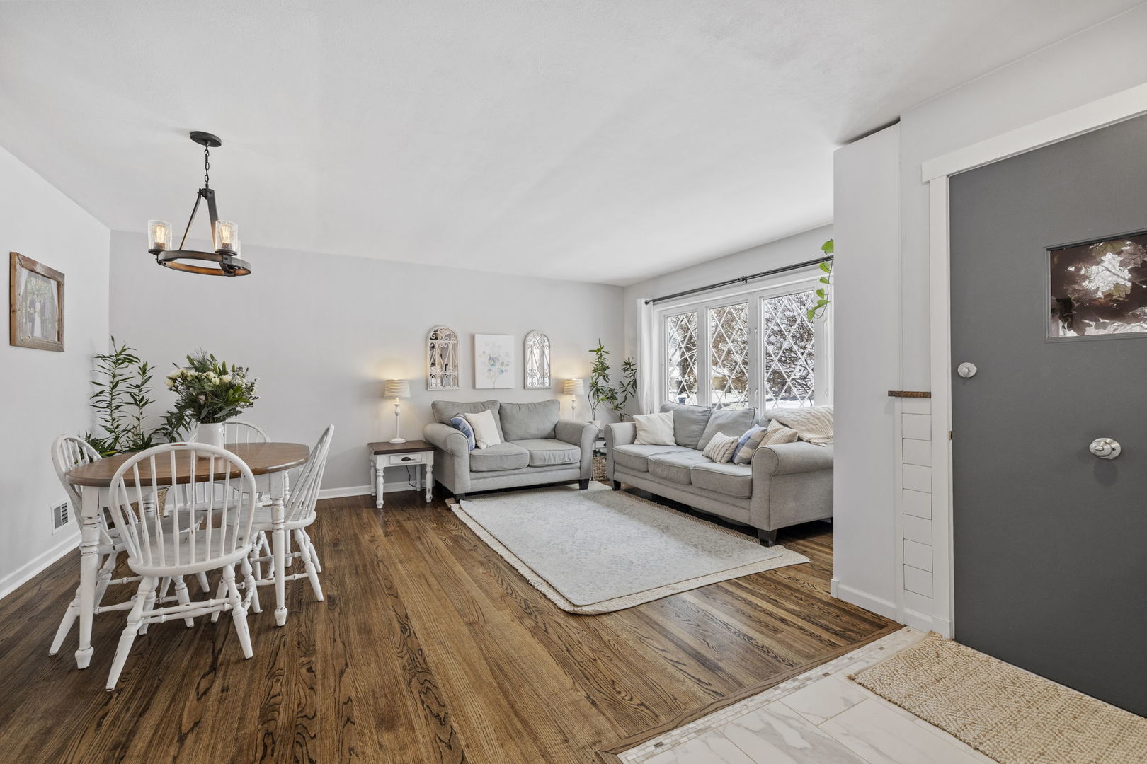 1136 S Summit Avenue, Villa Park, IL 60181