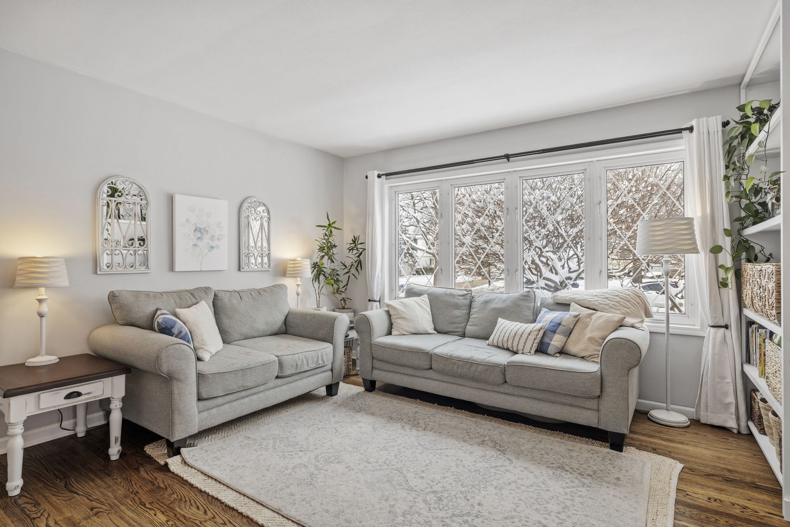 1136 S Summit Avenue, Villa Park, IL 60181