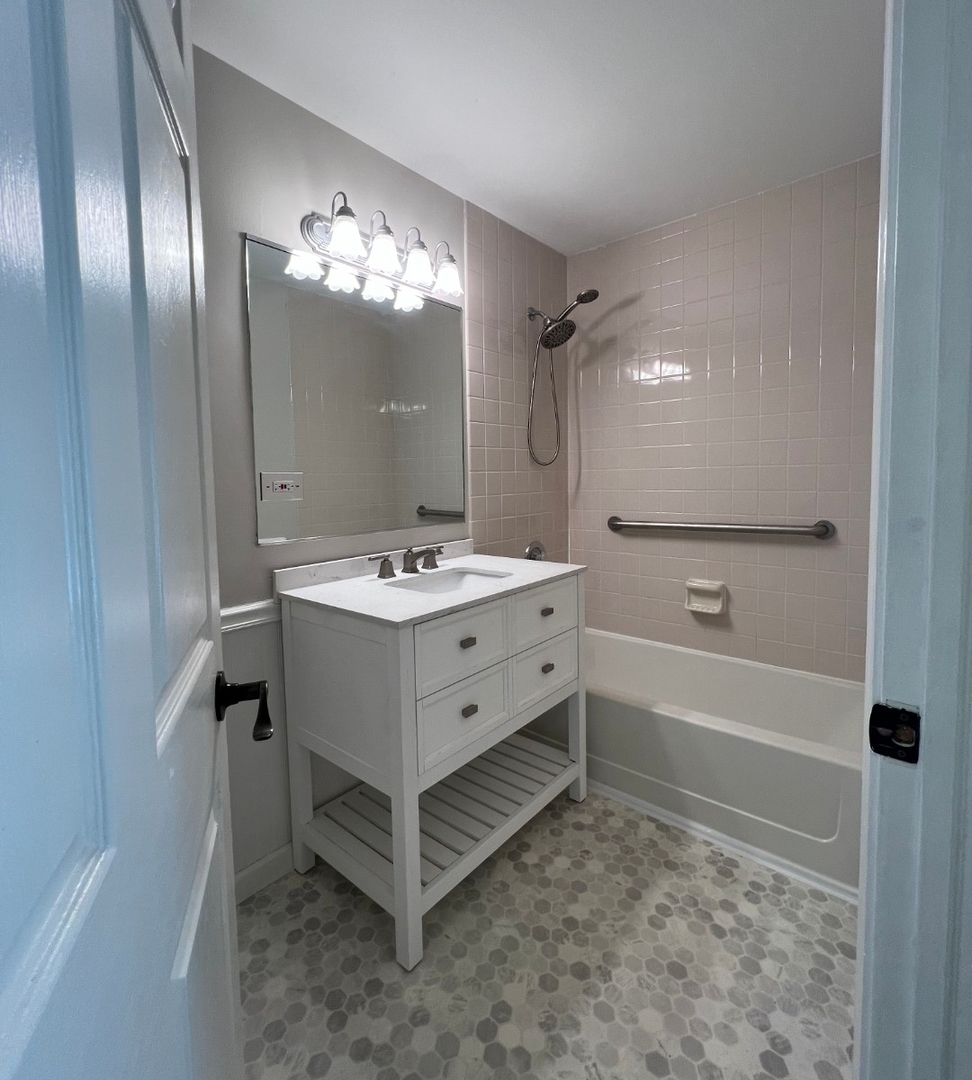 211 E Ashbury Lane #7, Roselle, IL 60172