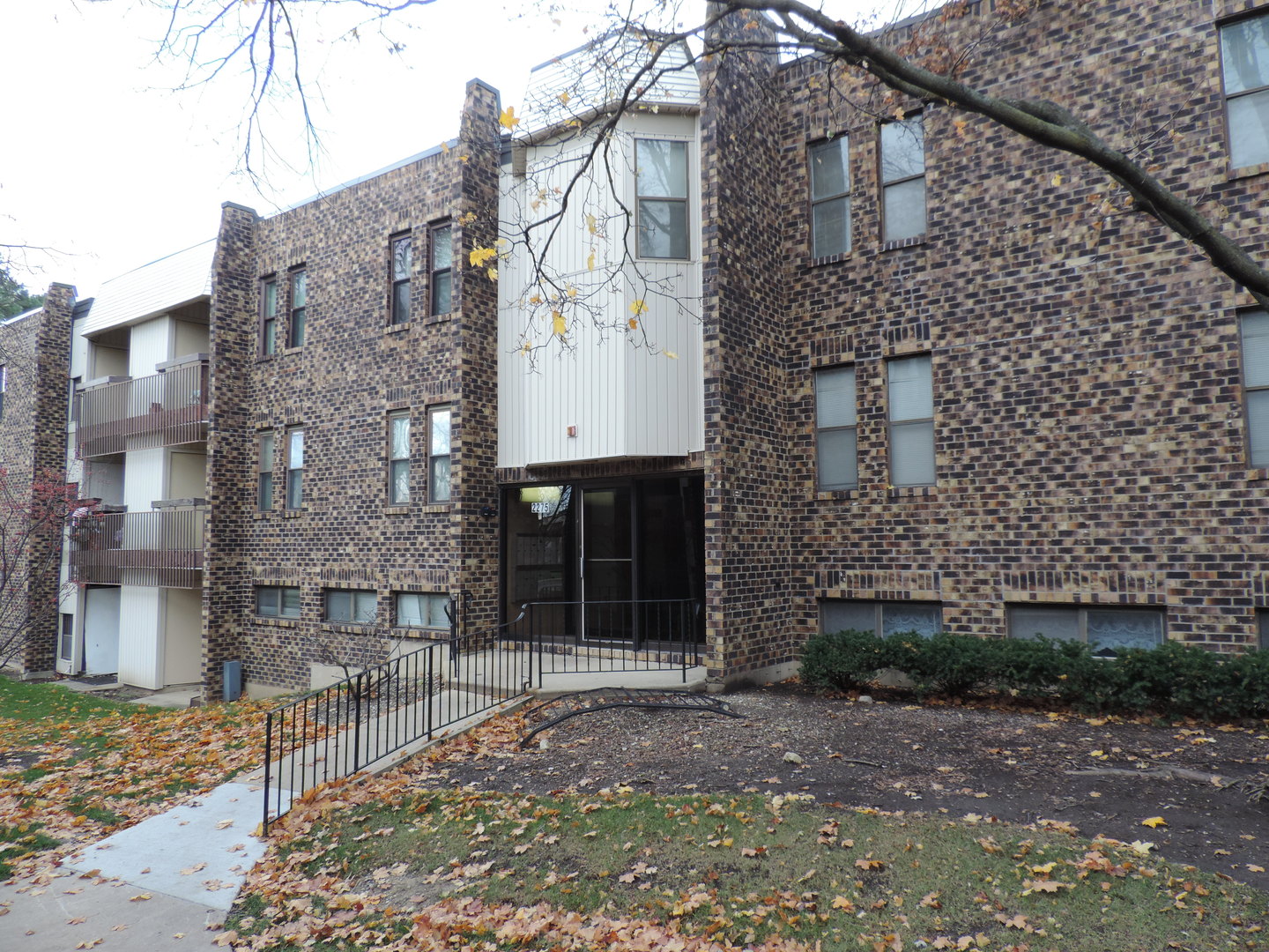 2275 Country Club Drive #25, Woodridge, IL 60517