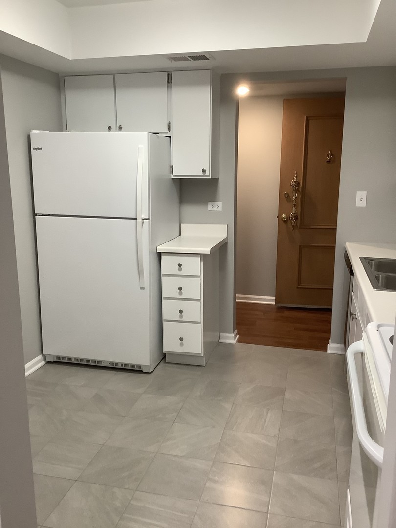 207 W Park Avenue #107, Libertyville, IL 60048