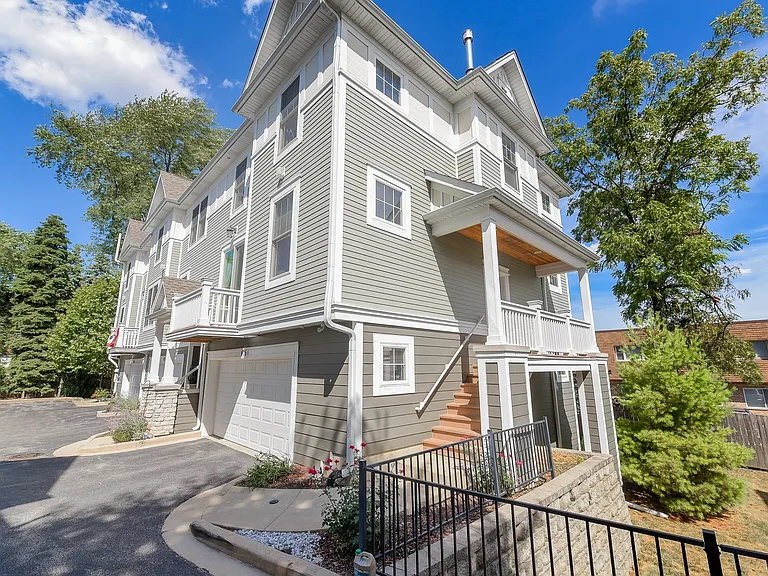 415 N President Street #A, Wheaton, IL 60187