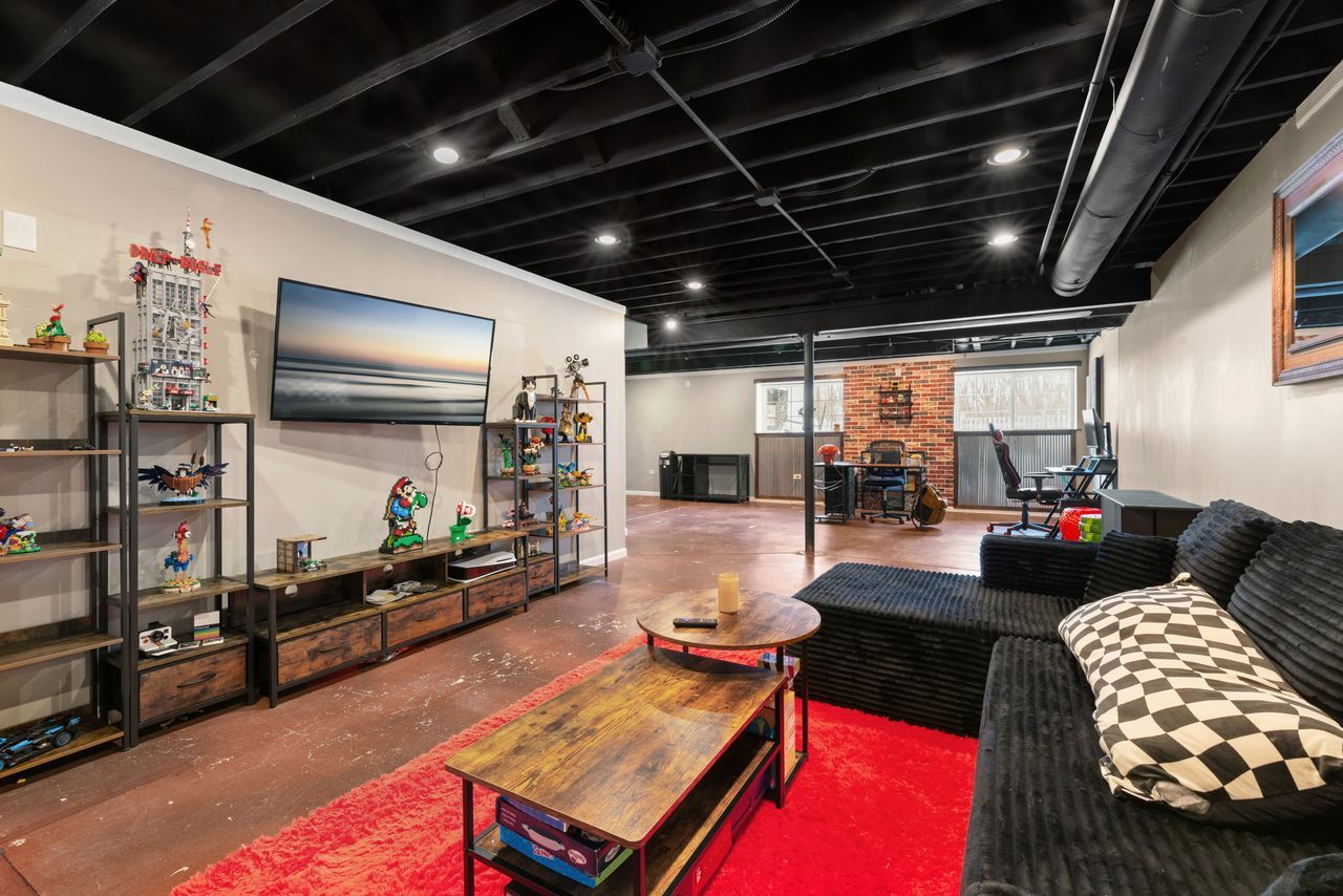 2561 HENNIG Road, Hampshire, IL 60140