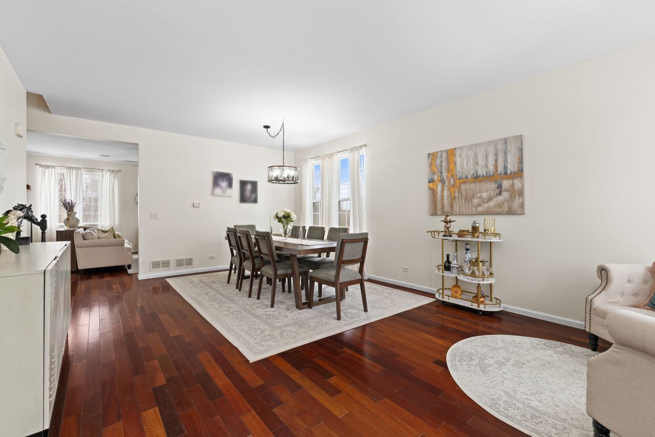 2561 HENNIG Road, Hampshire, IL 60140