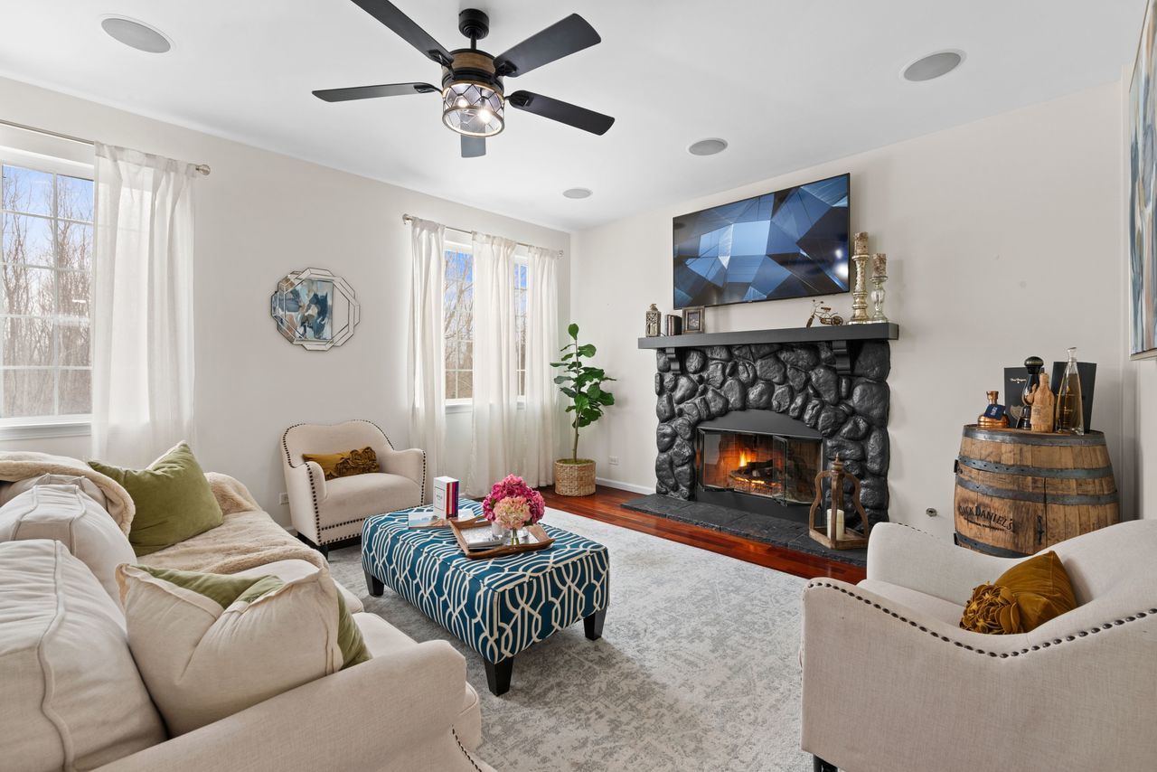 2561 HENNIG Road, Hampshire, IL 60140