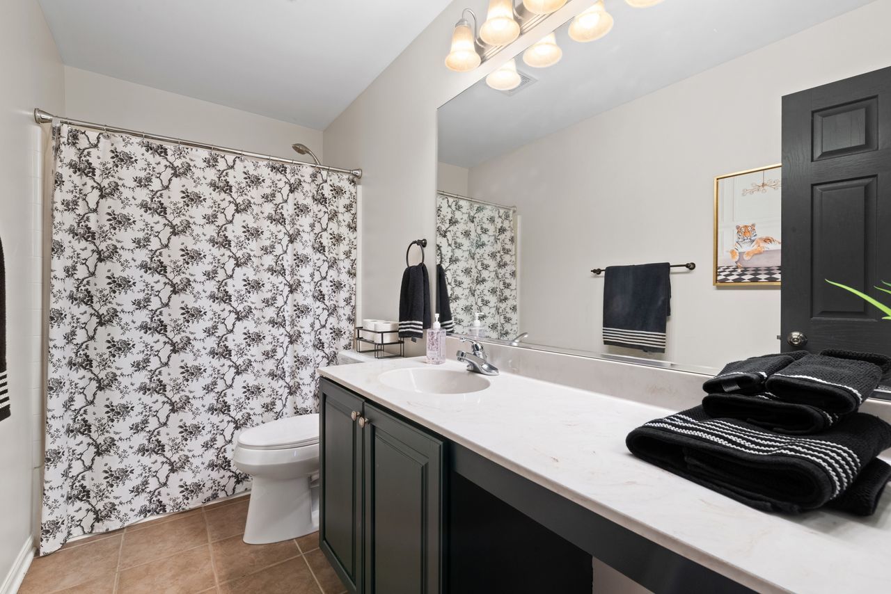 2561 HENNIG Road, Hampshire, IL 60140