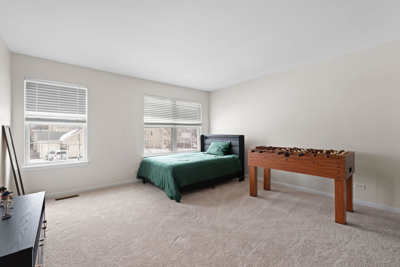 2561 HENNIG Road, Hampshire, IL 60140