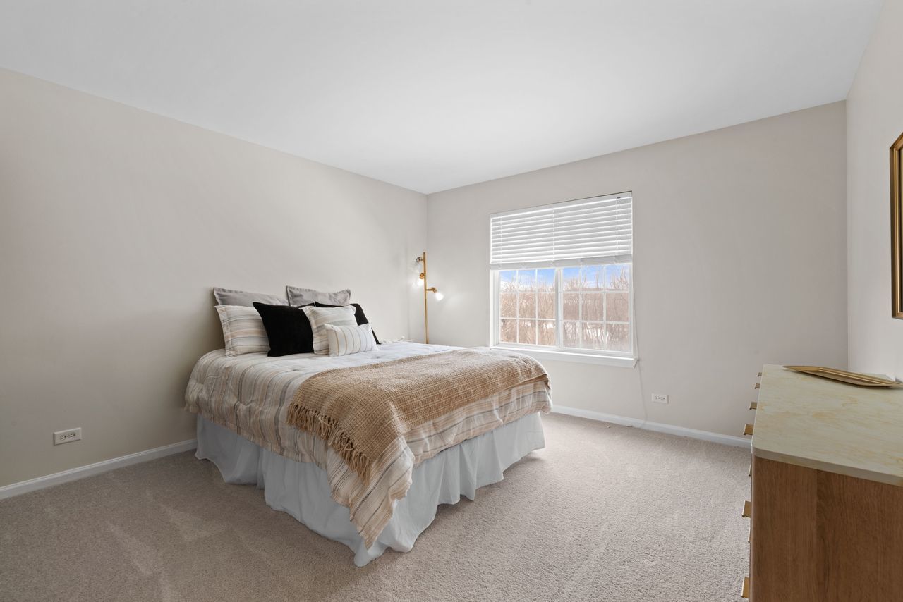 2561 HENNIG Road, Hampshire, IL 60140