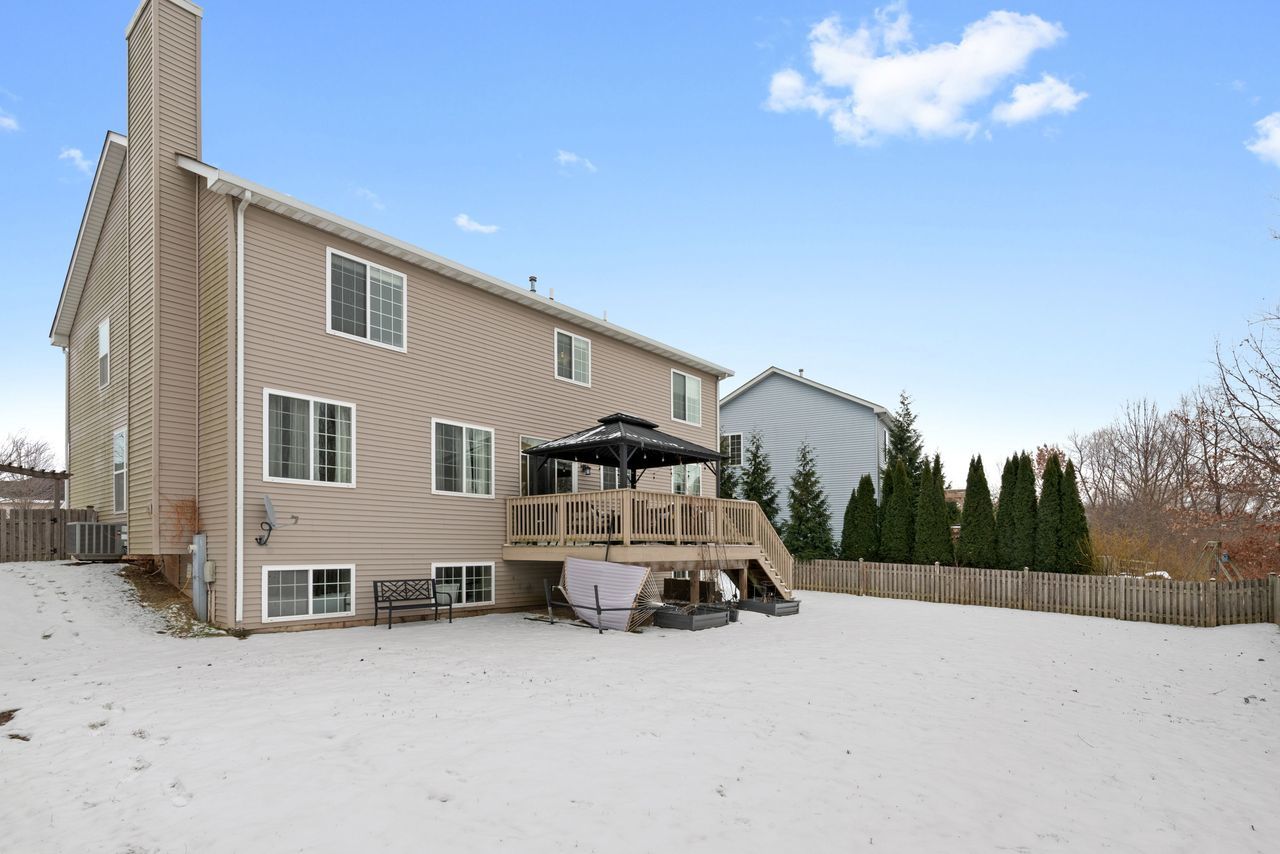 2561 HENNIG Road, Hampshire, IL 60140