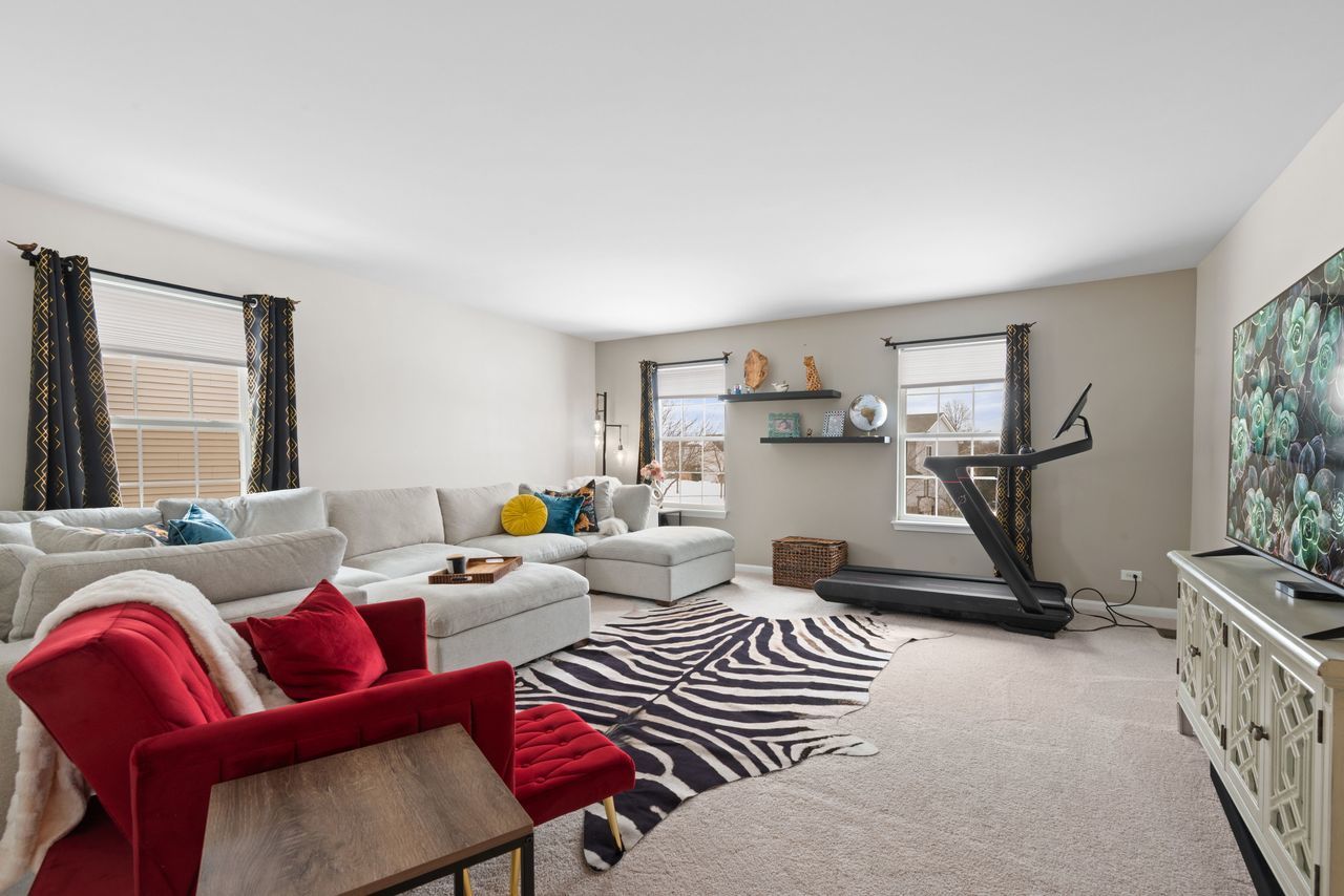 2561 HENNIG Road, Hampshire, IL 60140