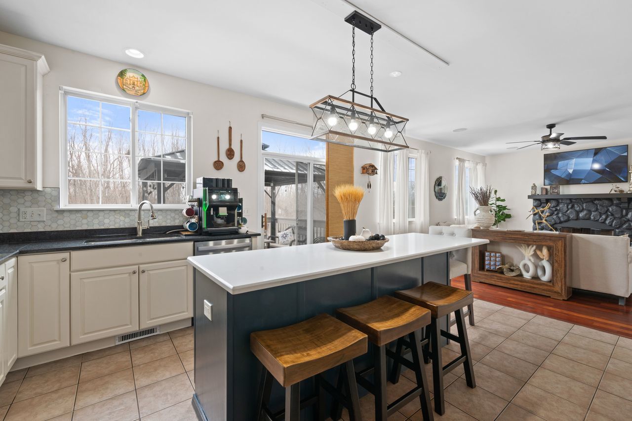 2561 HENNIG Road, Hampshire, IL 60140