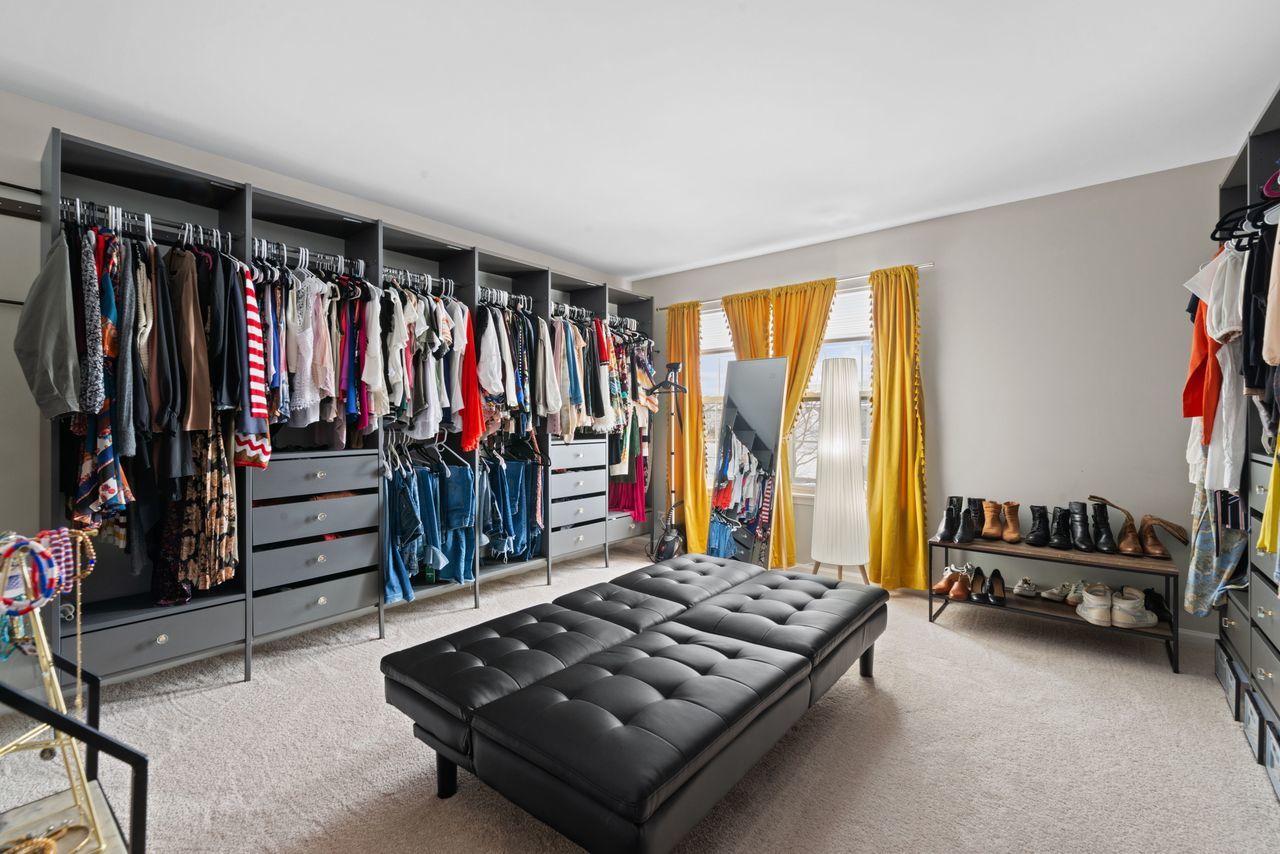 2561 HENNIG Road, Hampshire, IL 60140