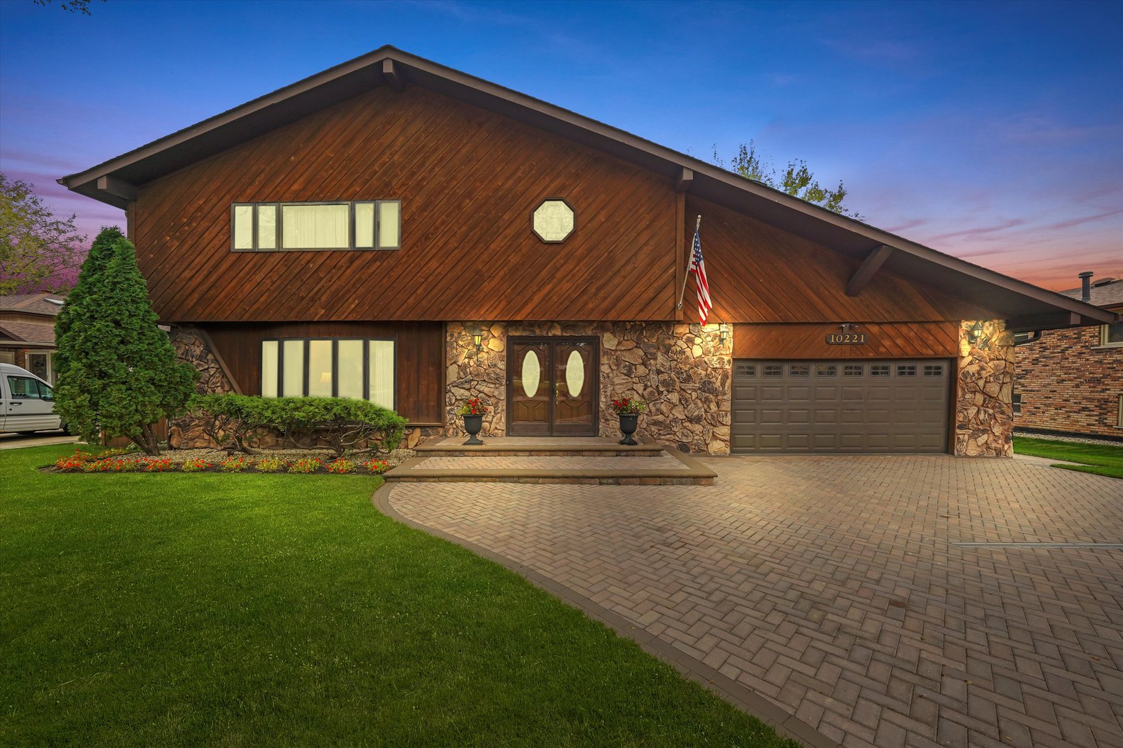 10221 S Eleanor Avenue, Palos Hills, IL 60465