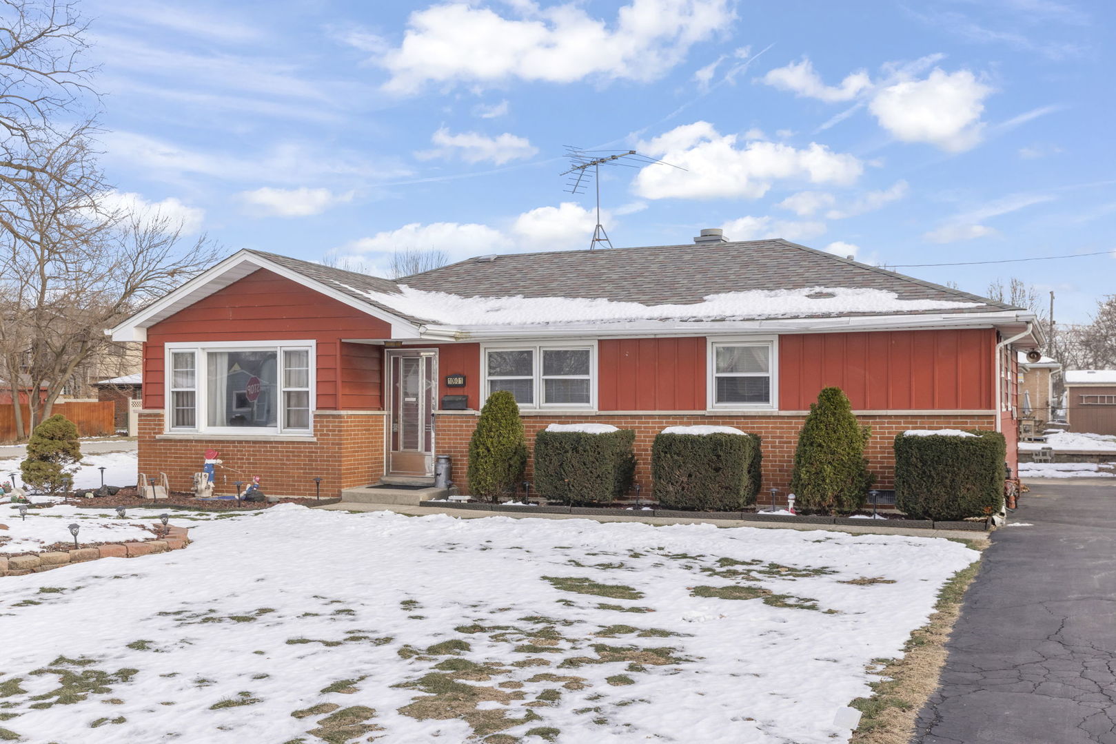 10901 S Nagle Avenue, Worth, IL 60482