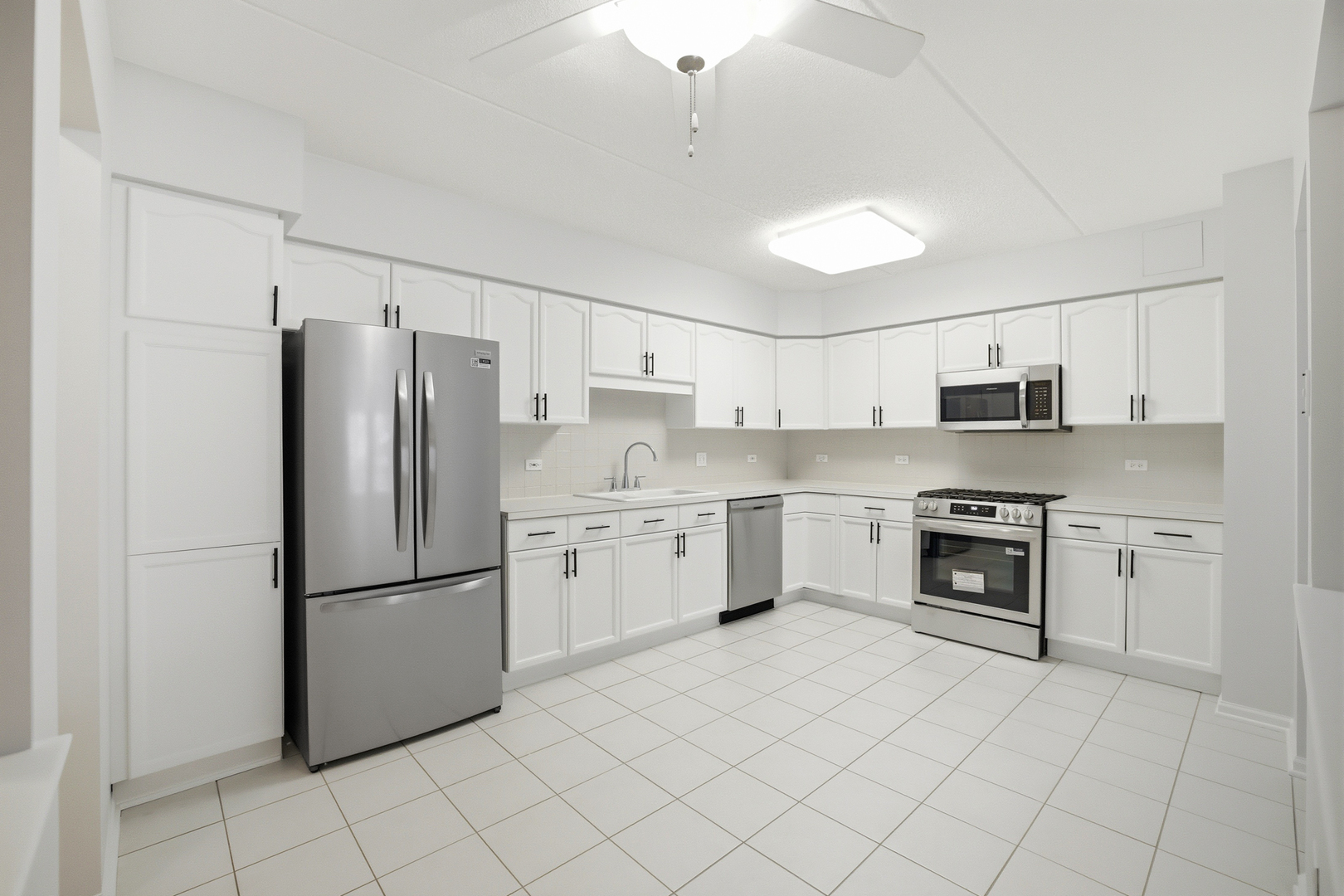 650 S River Road #405, Des Plaines, IL 60016