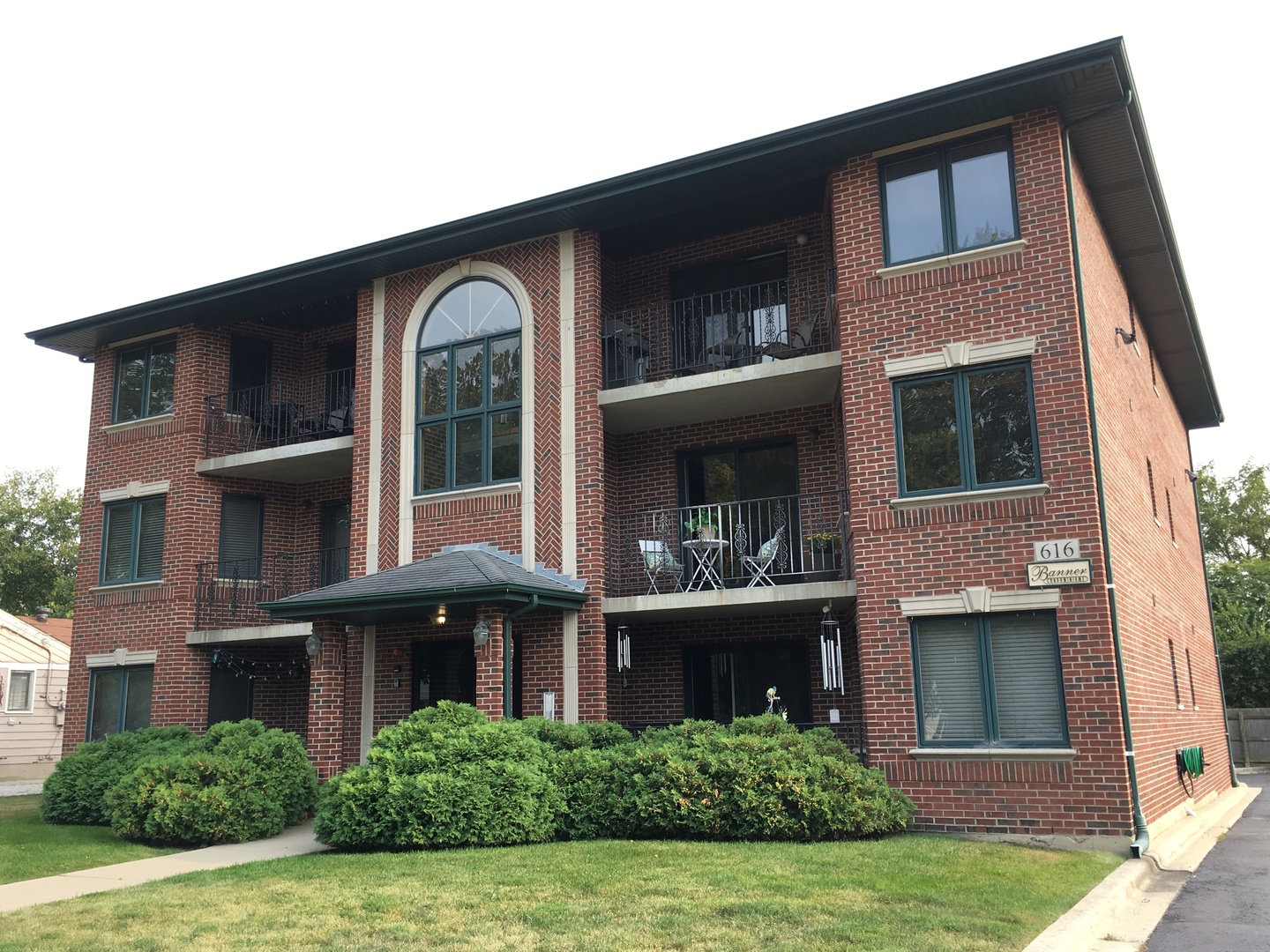 616 E 5th Avenue #201, Naperville, IL 60563