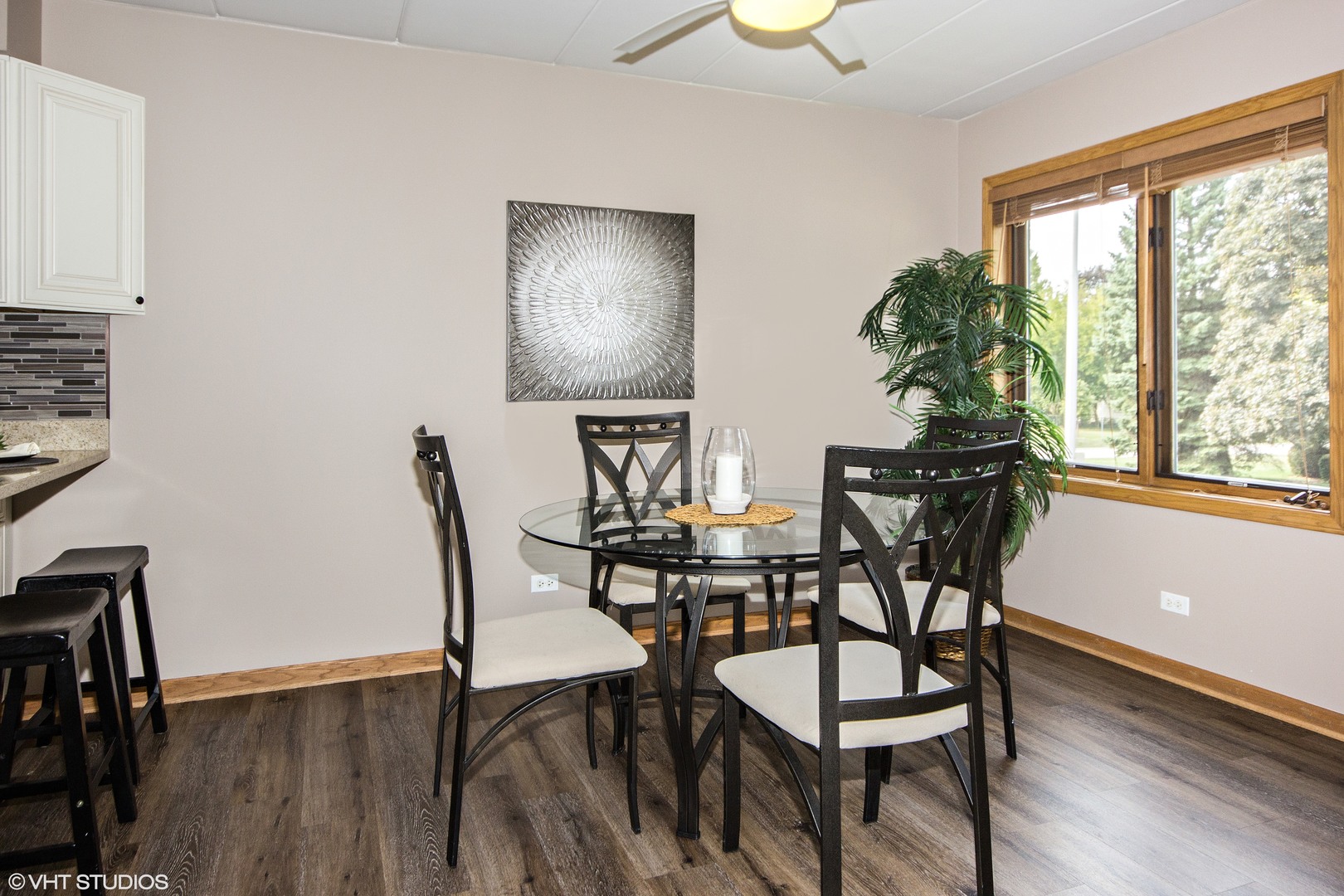 616 E 5th Avenue #201, Naperville, IL 60563