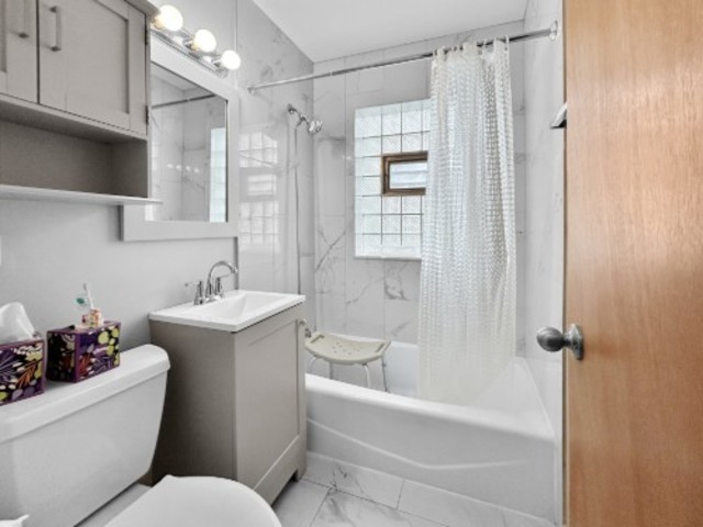 2247 S 21st Avenue, Broadview, IL 60155