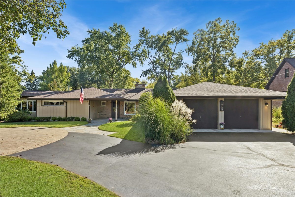 16280 W Woodbine Circle, Vernon Hills, IL 60061