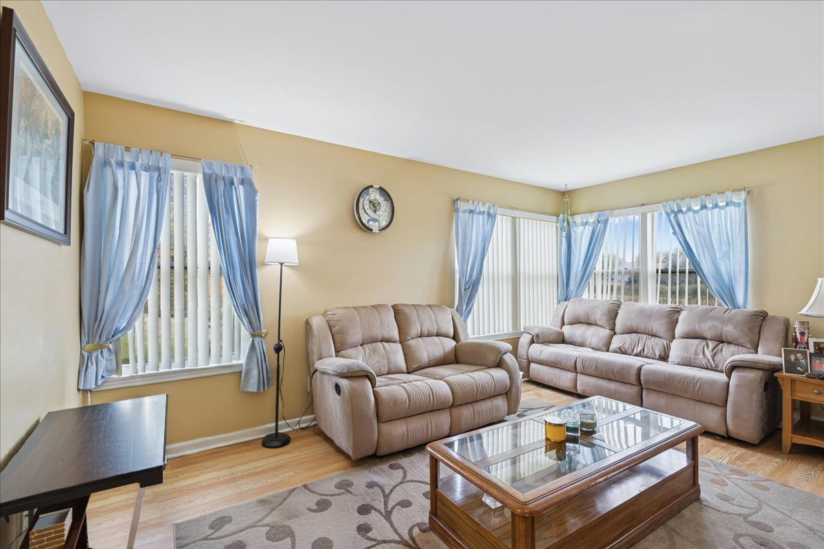 10 Barrington Court, Lake In The Hills, IL 60156