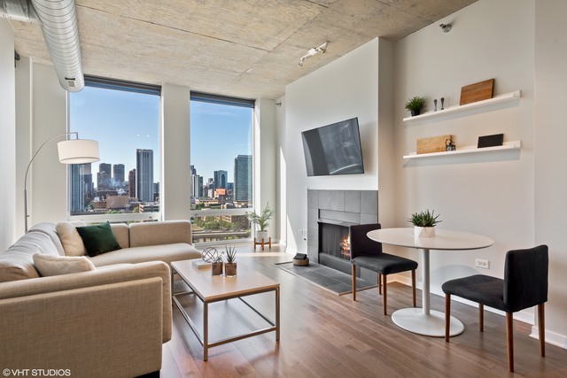 700 N LARRABEE Street #1111, Chicago, IL 60654