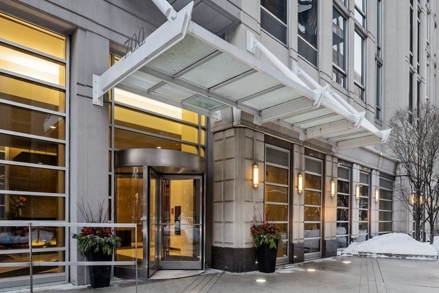 700 N LARRABEE Street #1111, Chicago, IL 60654