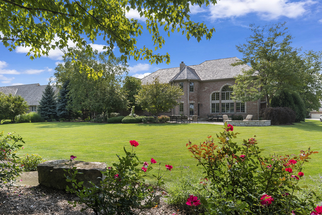 14840 Creekside Path, Green Oaks, IL 60048