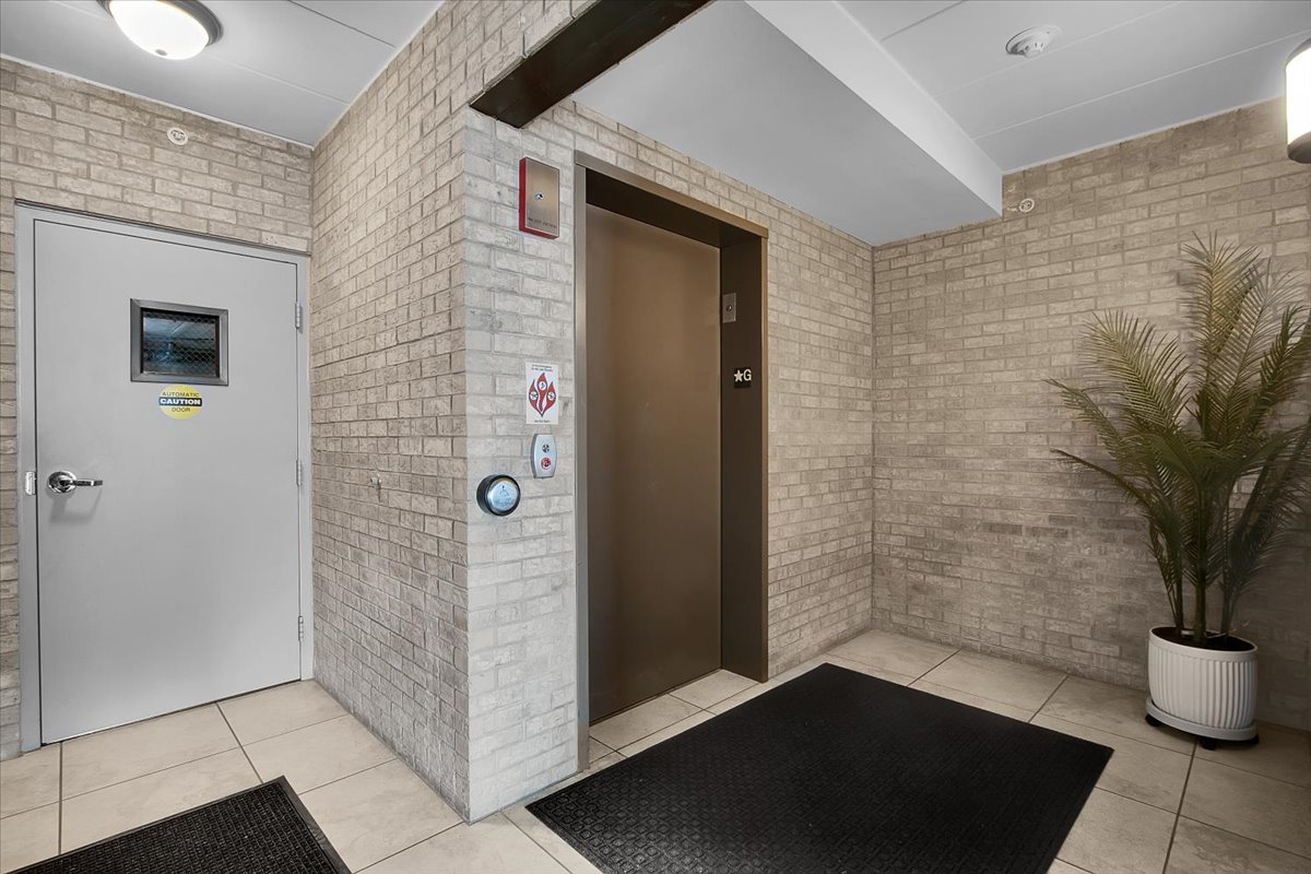 8515 Woodward Avenue #303, Woodridge, IL 60517