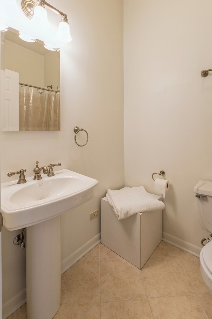 5600 Hillcrest Lane #130-3K, Lisle, IL 60532